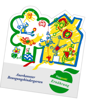 Farbig illustriertes Logo eines Bewegungskindergartens mit spielenden Kindern, Natur- und Bewegungselementen sowie dem Schriftzug „Anerkannter Bewegungskindergarten – Pluspunkt Ernährung“.
